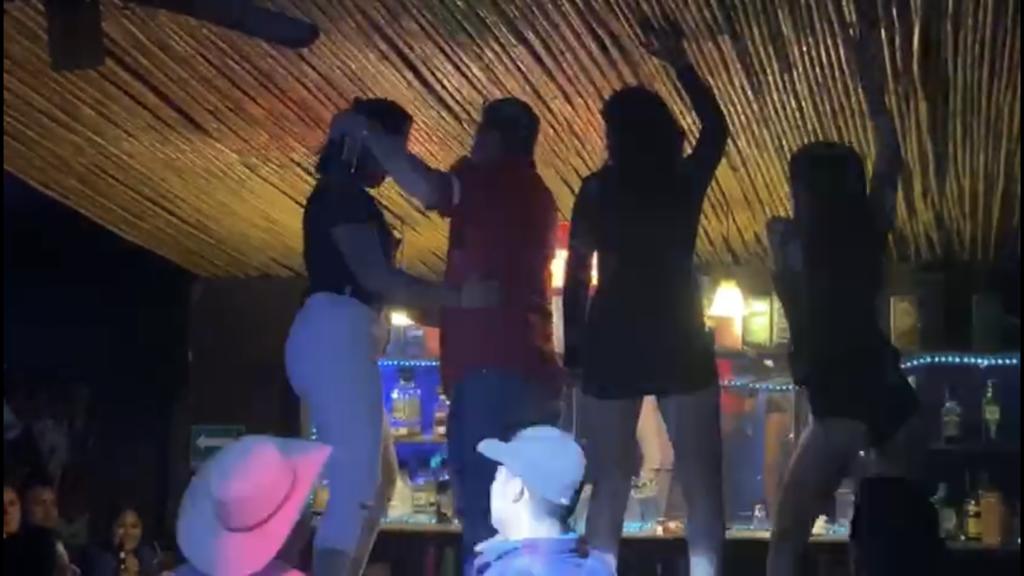 VIDEO: Exhiben a clientas de bar en show nudista en Monclova