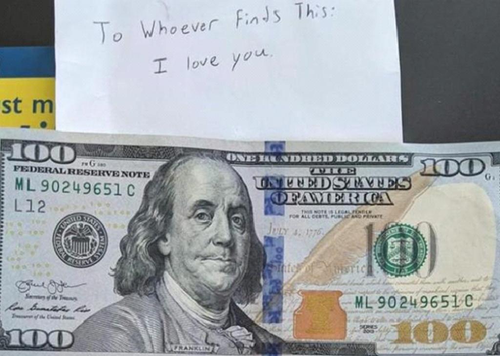 Niña encuentra dinero y una nota en el pasillo del supermercado