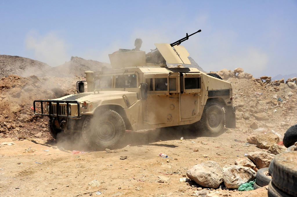 Atentado contra caravana del ministro de Defensa yemení deja 6 muertos