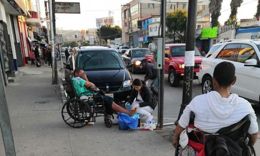 VIRAL: Aplauden a enfermera que atendió heridas de un indigente en Tijuana