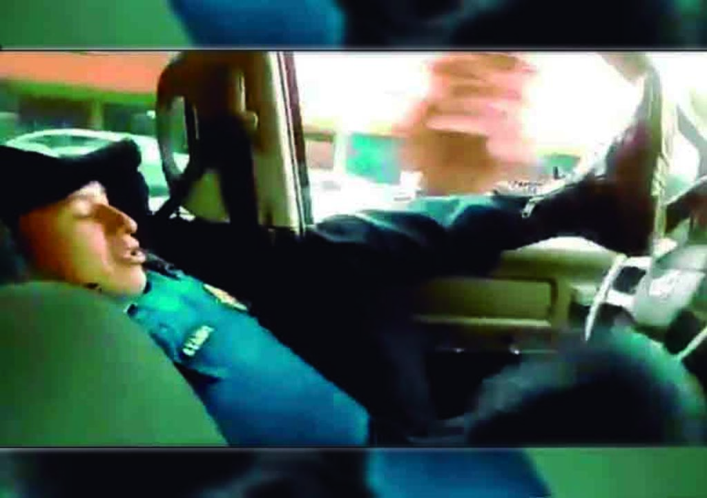 VIDEO: Difunden en redes a policía 'manejando' patrulla con el trasero