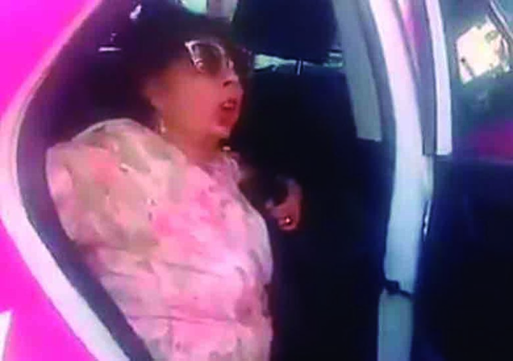 'Lady Muertos'; no quiere pagar taxi porque 'trae muertos en la cajuela'