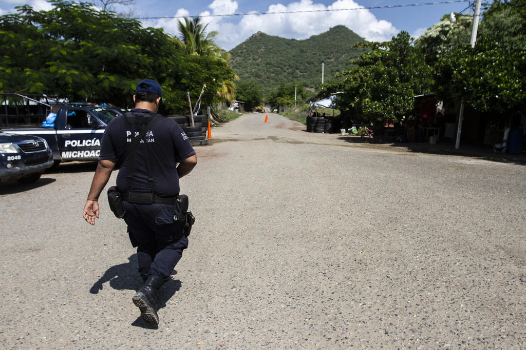 Suman 24 cuerpos encontrados en fosa clandestina de Michoacán