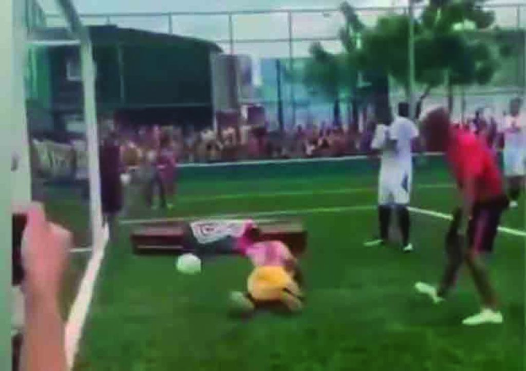 VIRAL: Equipo mete 'último gol' con el féretro de compañero en el campo