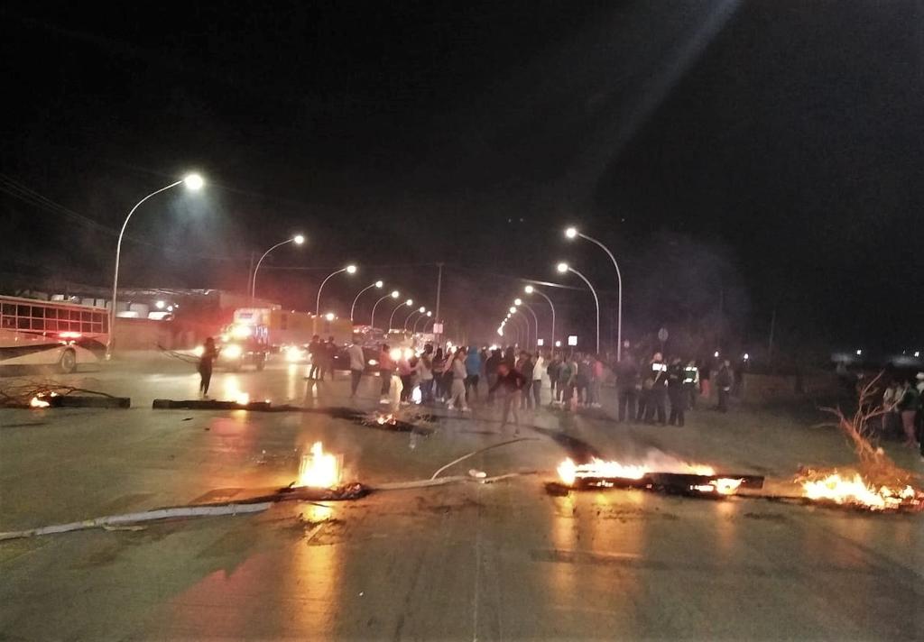 Bloquean carretera Gómez Palacio-Jiménez; vecinos exigen seguridad