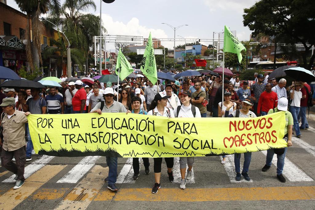 Protestan contra el asesinato de 14 maestros en Colombia