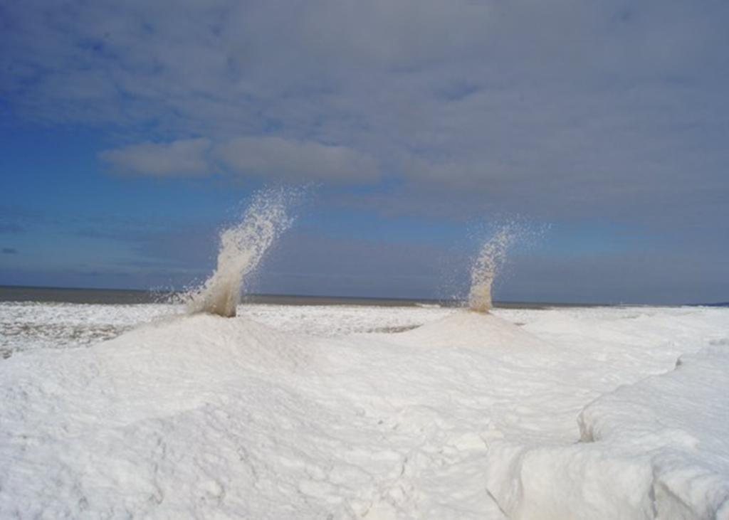 Se observan ‘volcanes de hielo’ a las orillas del lago Michigan