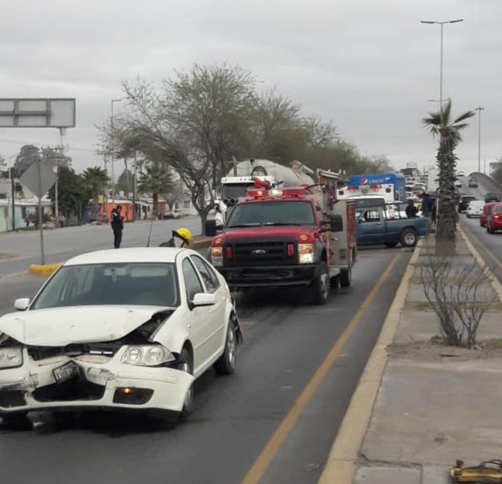 Chocan cuatro vehículos en Periférico de Torreón