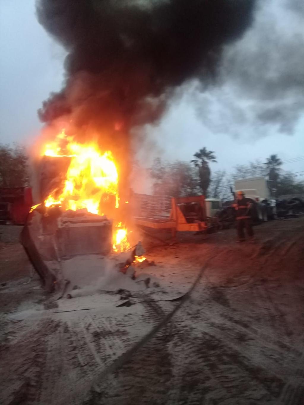 Se incendia tráiler estacionado en Monclova