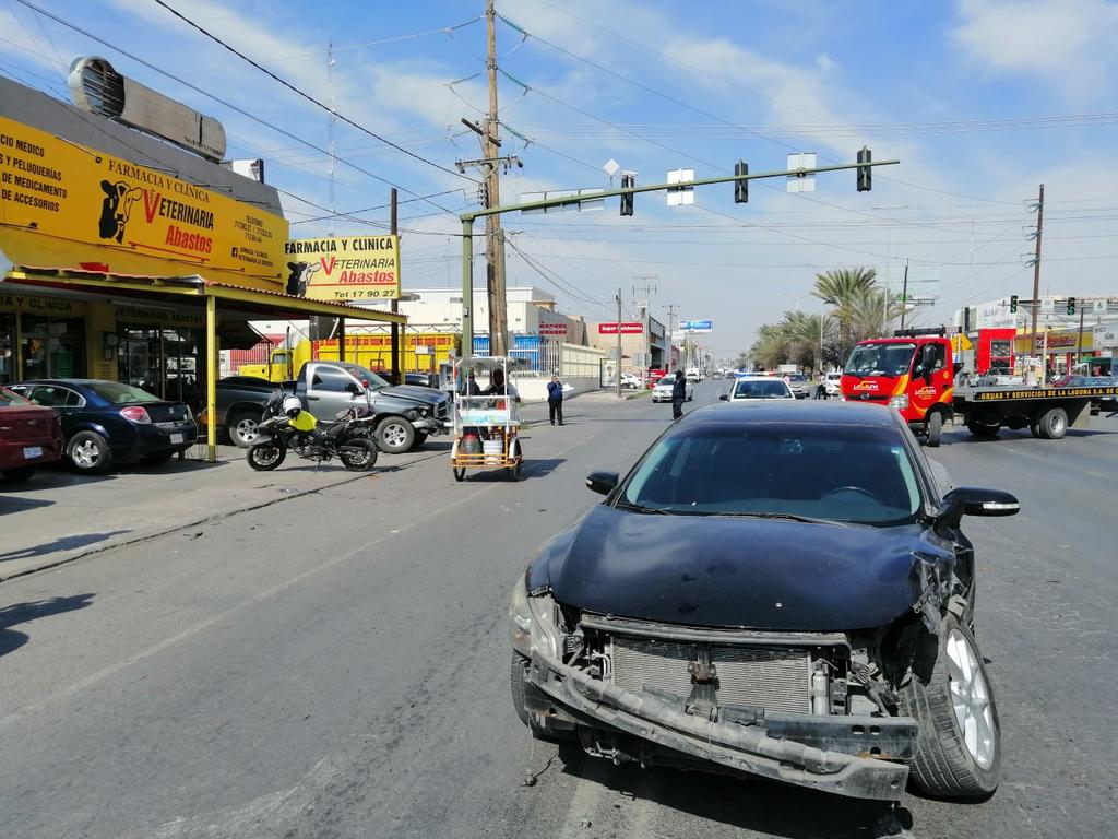 Joven conductor impacta contra camioneta en el Centro de Torreón