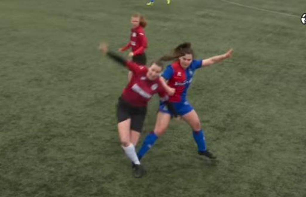 VIDEO: Jugadora se disloca la rodilla, se la acomoda a golpes y sigue jugando