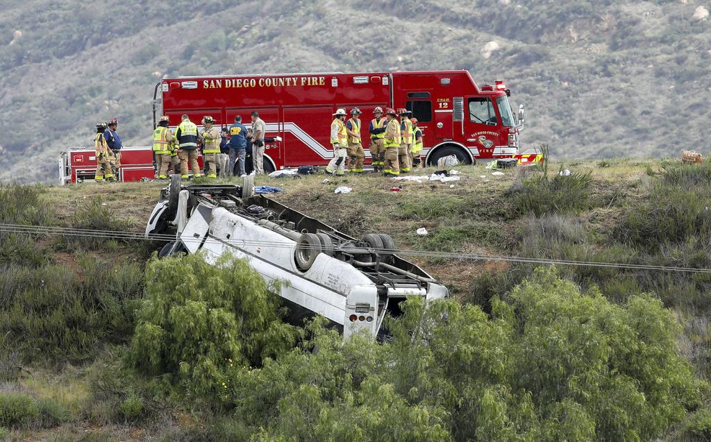 Autobús vuelca en California; hay 3 muertos y 18 heridos