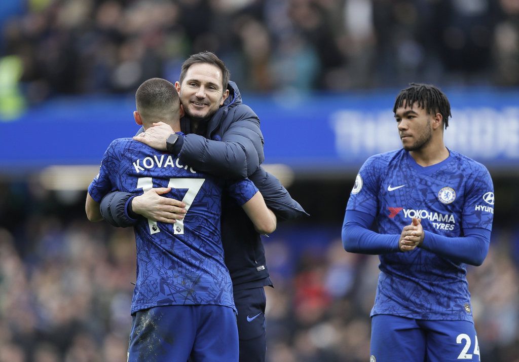 Chelsea vence al Tottenham con polémica árbitral