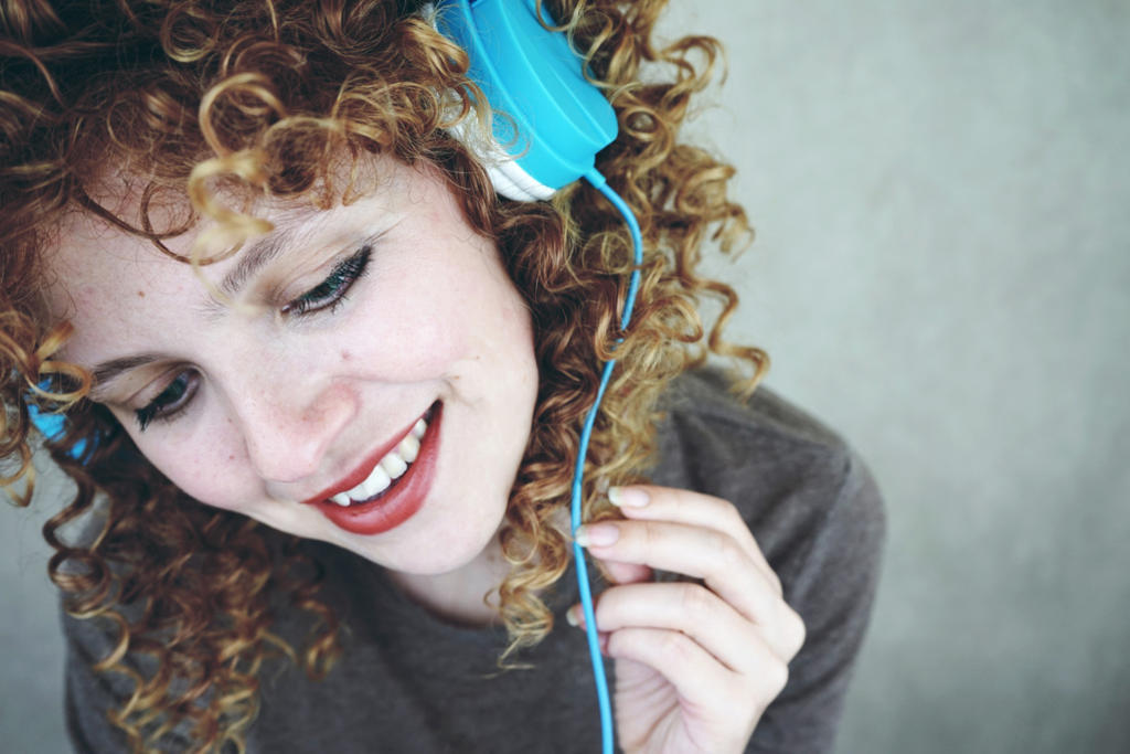 Recomiendan evitar abuso de audífonos para prevenir daños