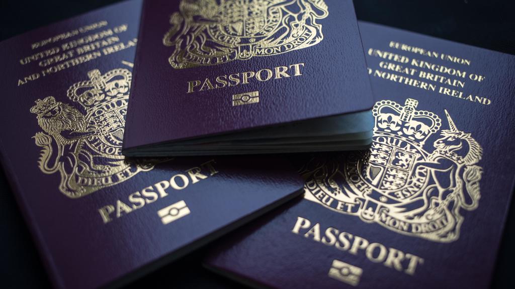 Vuelve Gran Bretaña al pasaporte azul