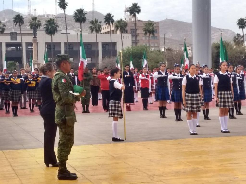 Alcaldes de La Laguna de Coahuila celebran Día de la Bandera en Torreón
