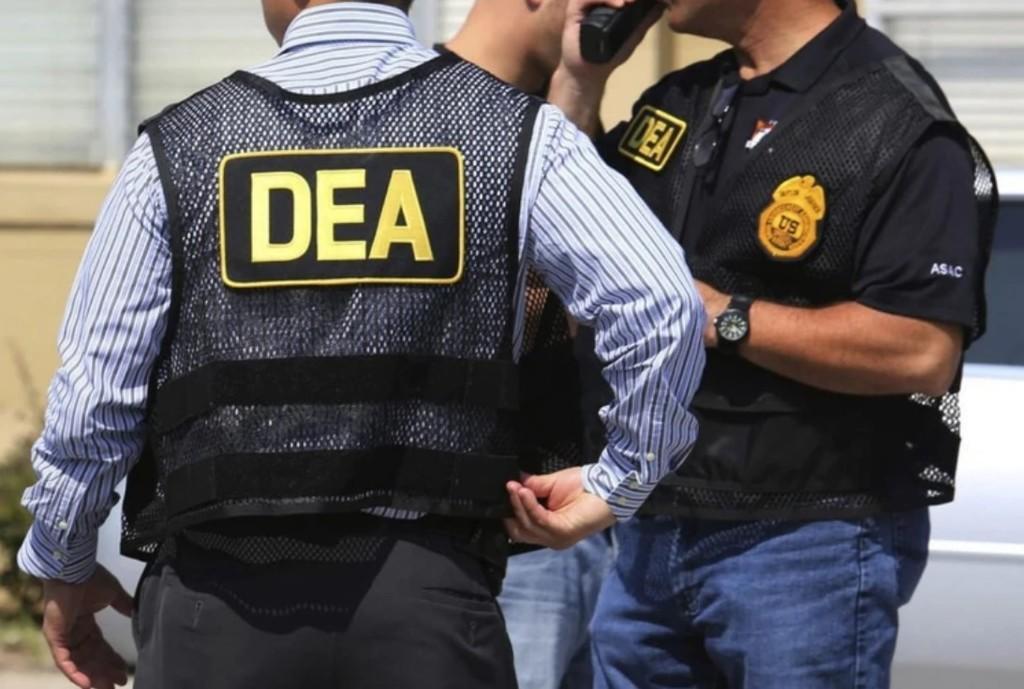 Acusan a exagente de la DEA de desviar dinero del narcotráfico a sus cuentas