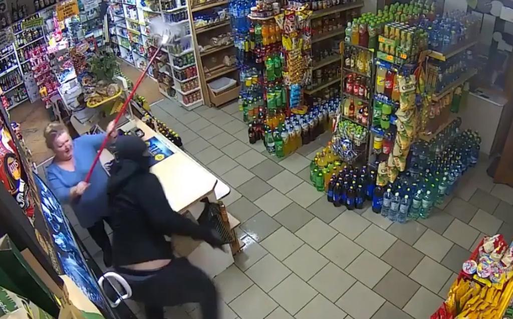 VIRAL: Mujer armada con un trapeador frustra robo en una tienda