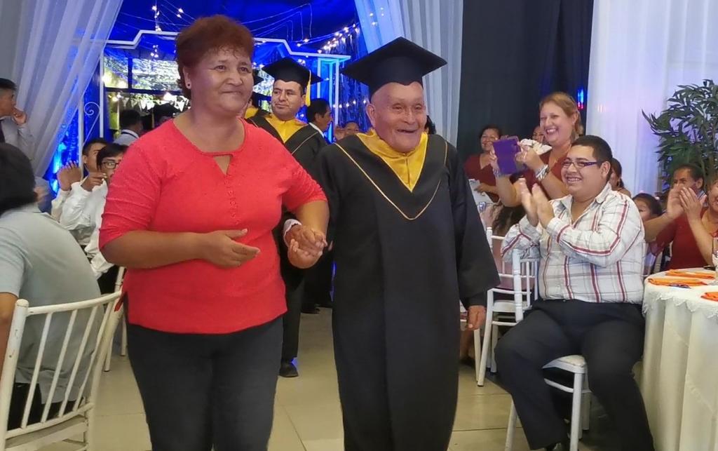 VIRAL: A los 89 años, abuelito consigue graduarse como técnico electrónico