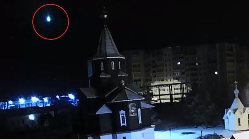 VIDEO: Meteorito ilumina el cielo en Rusia