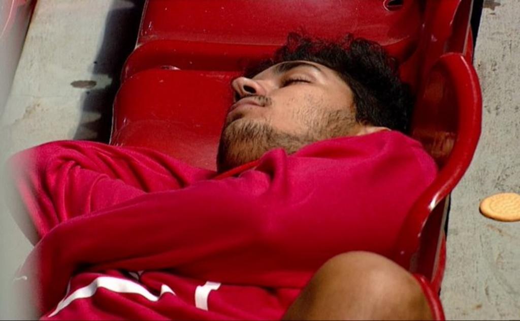 Captan a Cecilio Domínguez dormido en pleno partido