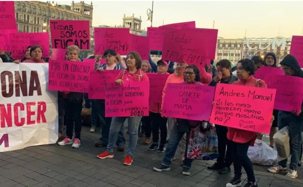 Se manifiestan mujeres con cáncer frente a Palacio Nacional