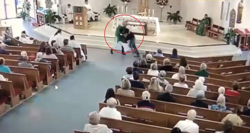 VIDEO: Joven agrede a sacerdote en plena misa