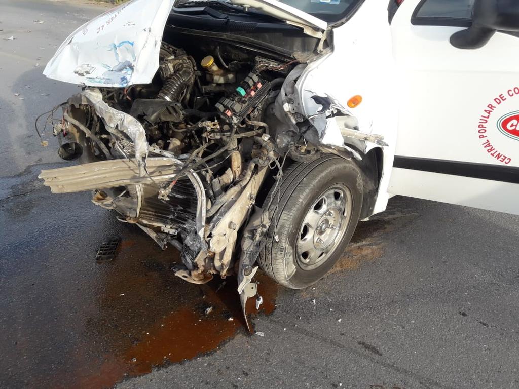 Choque entre taxi y vehículo particular en Torreón deja daños por 90 mil pesos