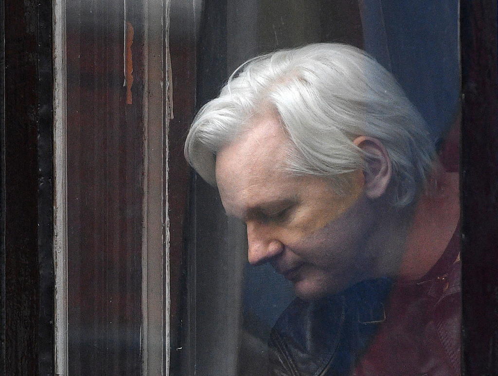 Implica Assange a The Guardian en identificación de fuentes confidenciales