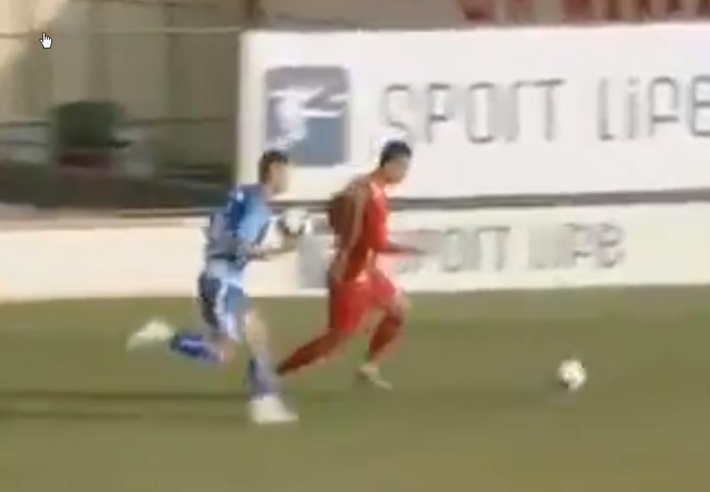 VIDEO: Futbolista utiliza dos balones para evitar un gol