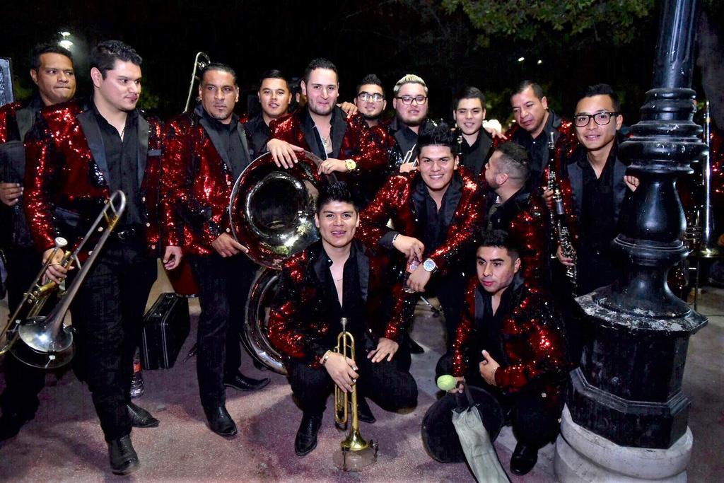 Laguneros bailan a ritmo de banda La tusa en la Plaza de Armas