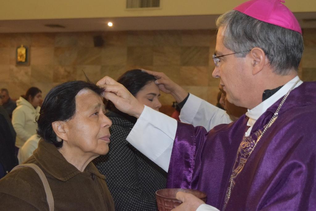Obispo de Torreón impone la ceniza a fieles en inicio de la Cuaresma