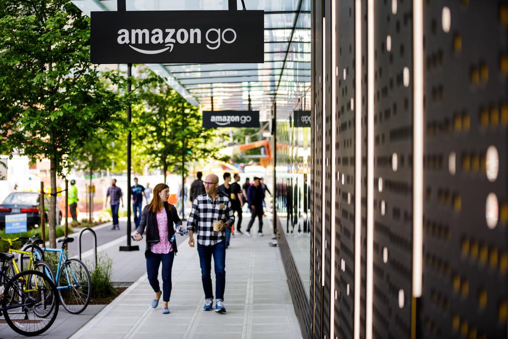 Abre Amazon su primer supermercado sin cajeros humanos en EUA