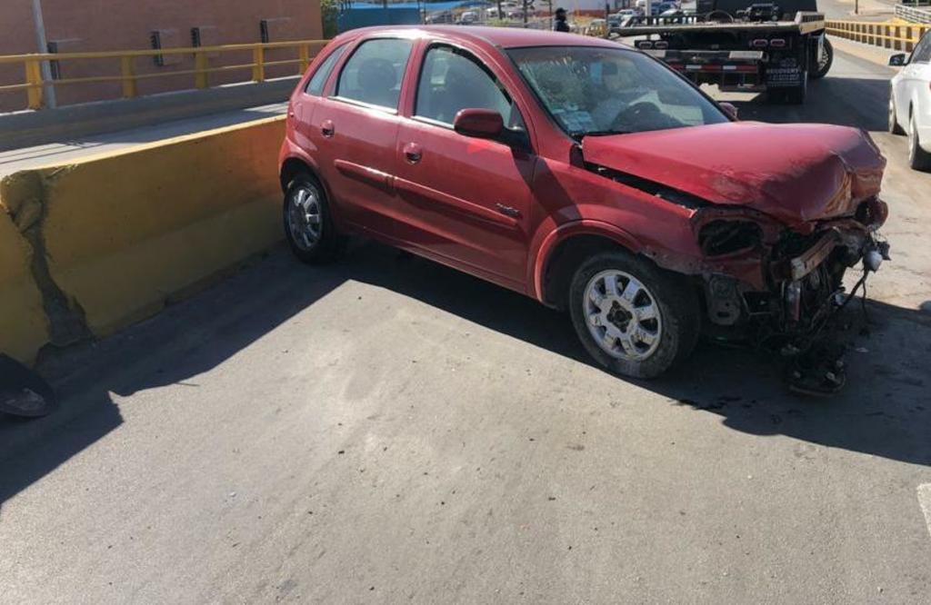 Conductor se impacta contra muretes del puente Diana Laura de Torreón