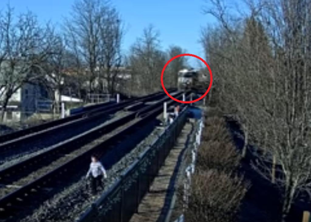 Familia en sesión fotográfica en las vías del tren apenas escapa de la muerte