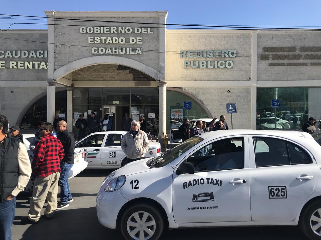 Amenazan taxistas con parar y quemar 'Ubers' en Monclova