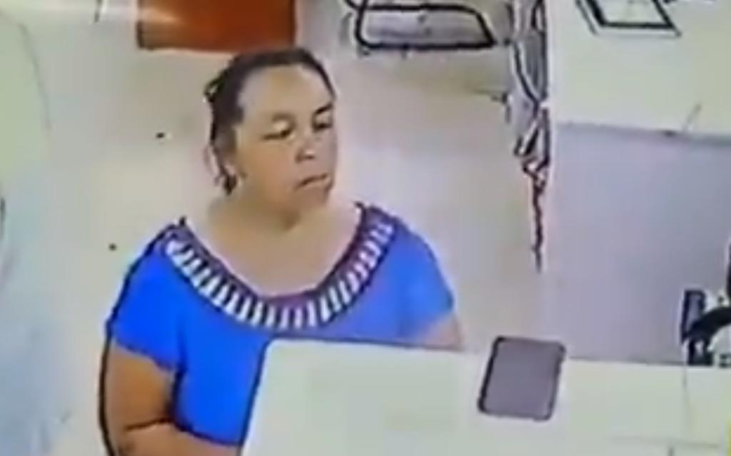 VIDEO: Mujer roba celular a médico que atendía a su esposo