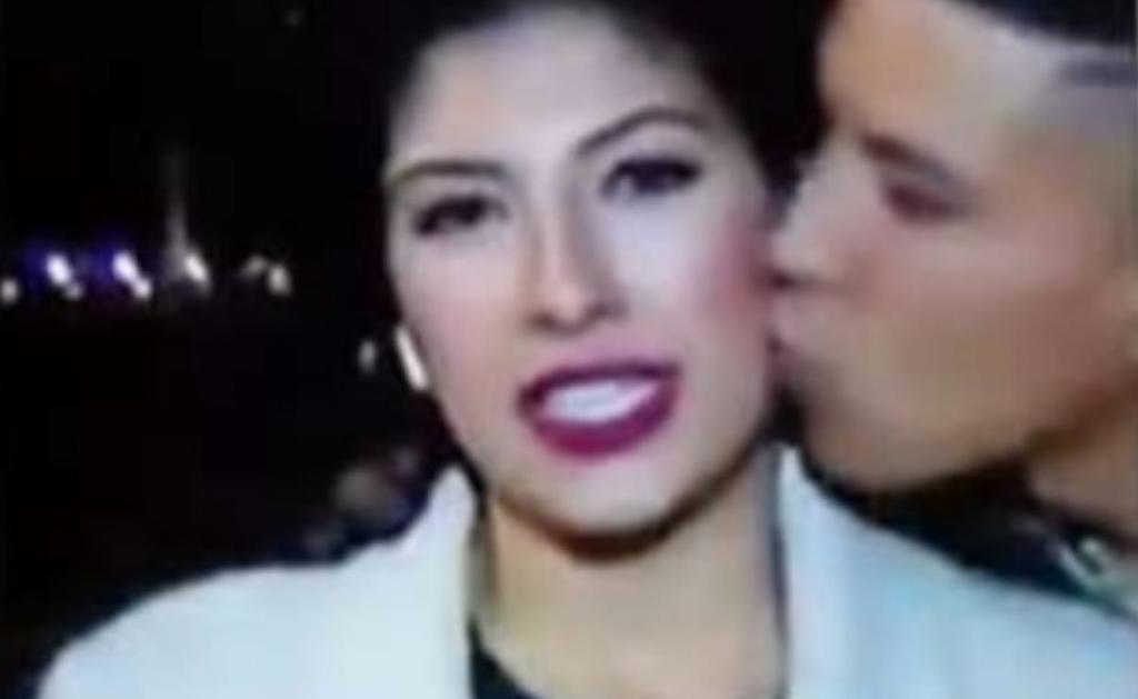 Multan a joven que besó a periodista durante transmisión en vivo