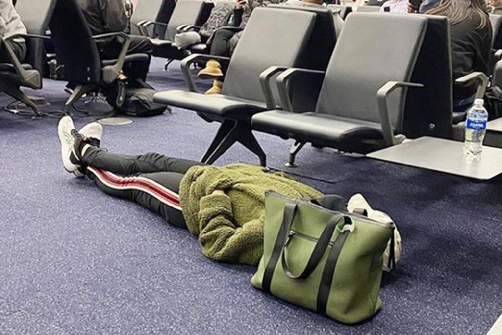 Mujer es criticada por dormir en el suelo en el aeropuerto