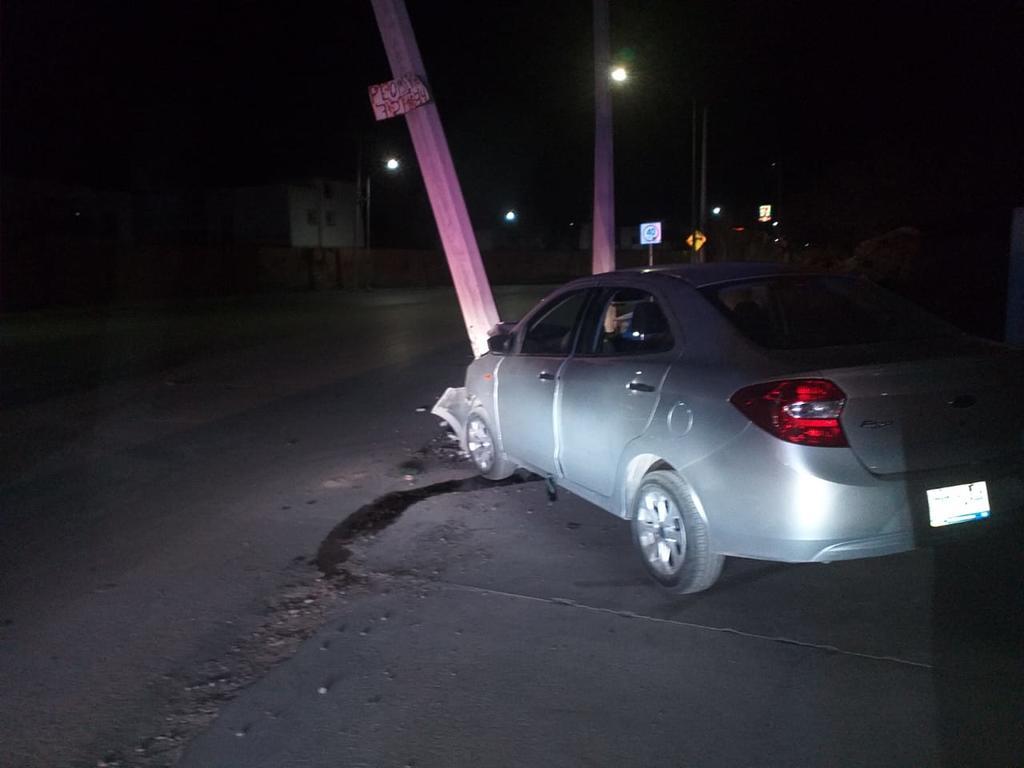 Conductor ebrio choca contra poste de concreto en Torreón