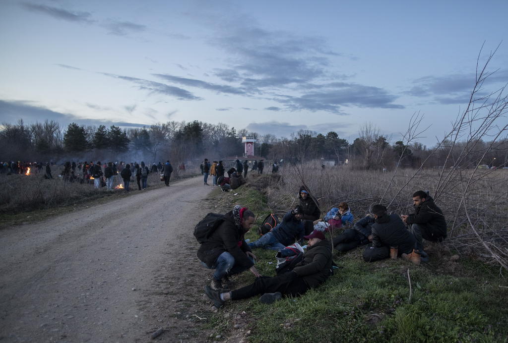 Amaga Turquía con enviar refugiados a Europa tras duro golpe militar en Siria