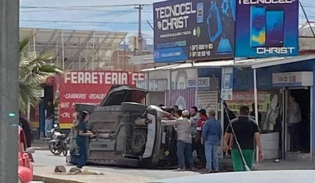 Ebrio conductor sufre volcadura en calles de Torreón
