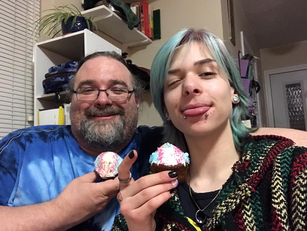 VIRAL: Papá organiza fiesta para celebrar transición de su hijo transexual