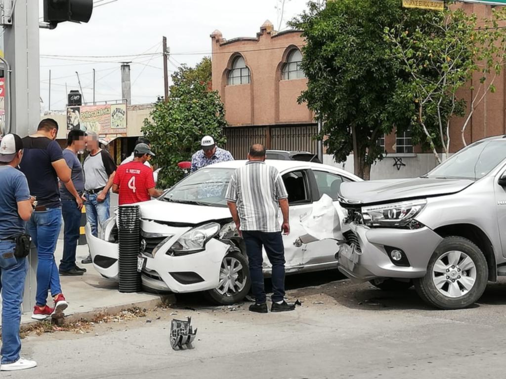 Accidente en cruce deja daños por 90 mil pesos en Torreón