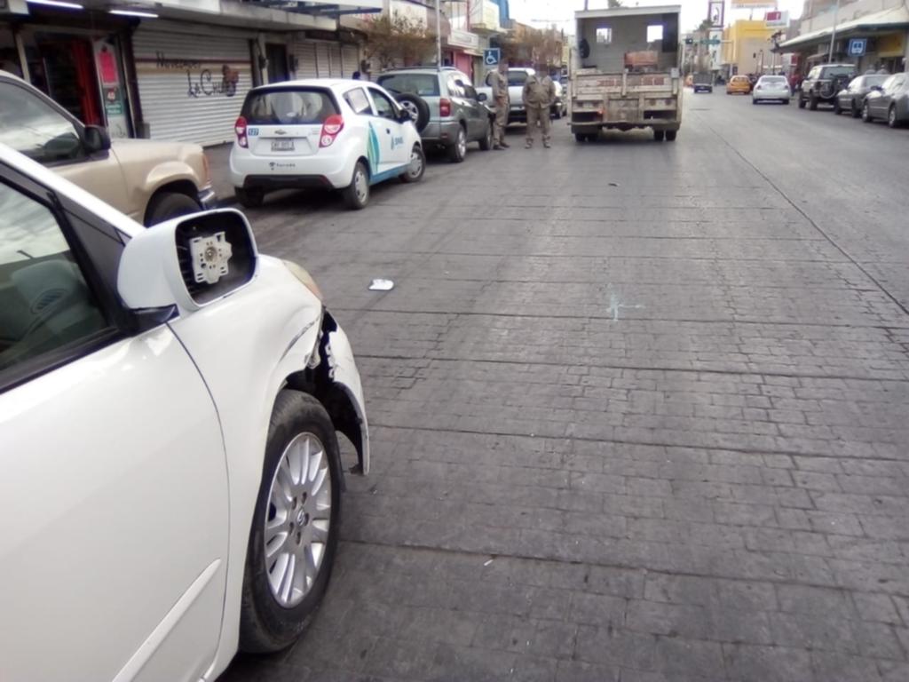 Unidad de Simas y camioneta particular sufren percance en Torreón