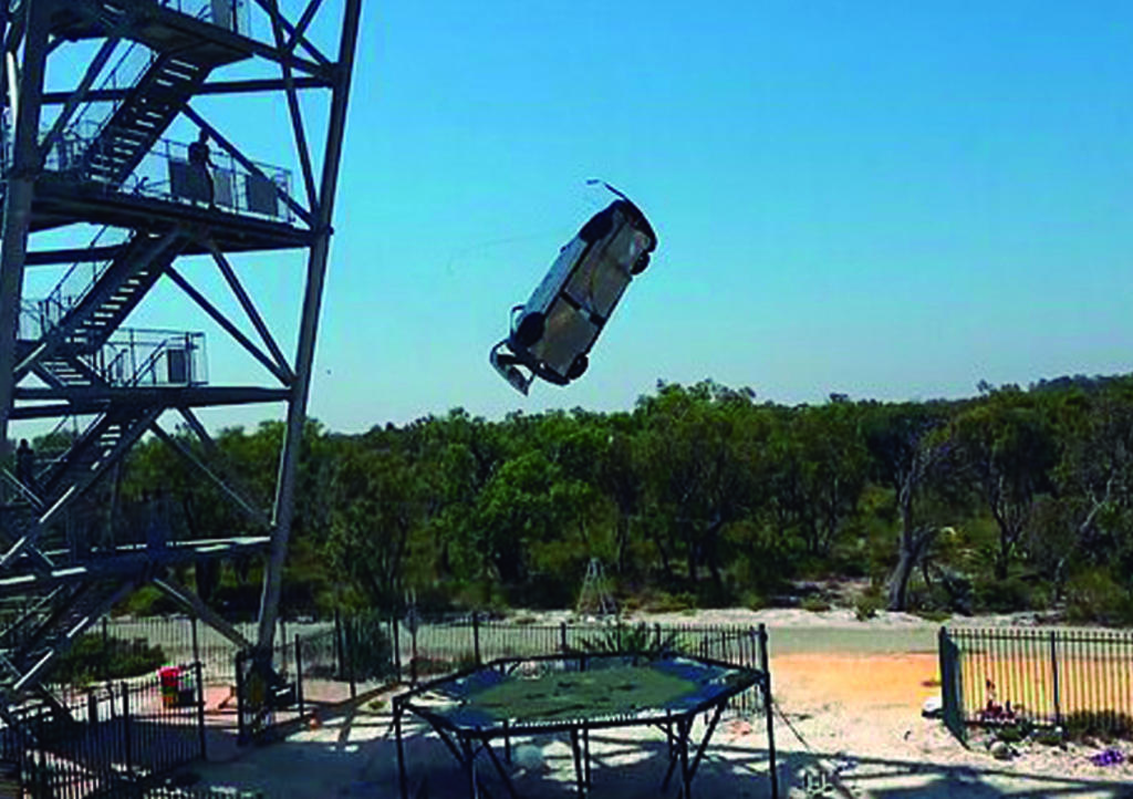 VIRAL: Lanzan auto desde 45 m de altura para probar el 'trampolín más fuerte'