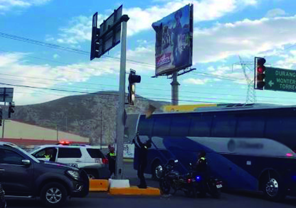 A escobazos tránsitos de Gómez Palacio arreglan semáforo tras tolvanera