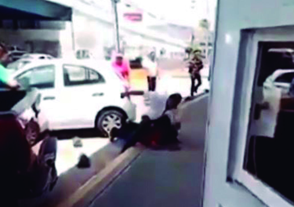VIDEO: Hombre golpea a individuo tras verlo pateaeando a un perrito