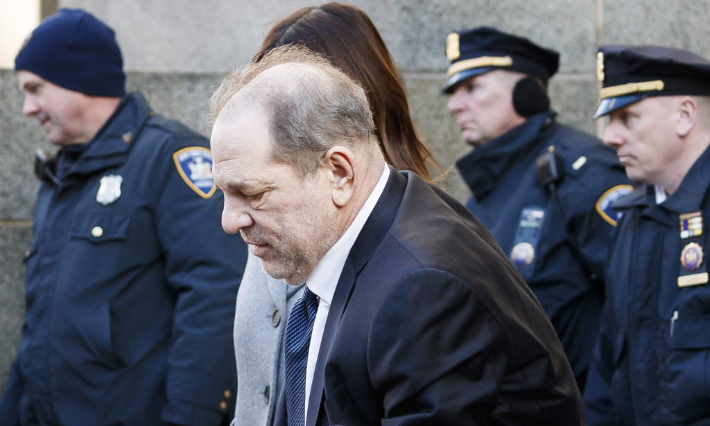 Trasladan a Harvey Weinstein a prisión; espera sentencia