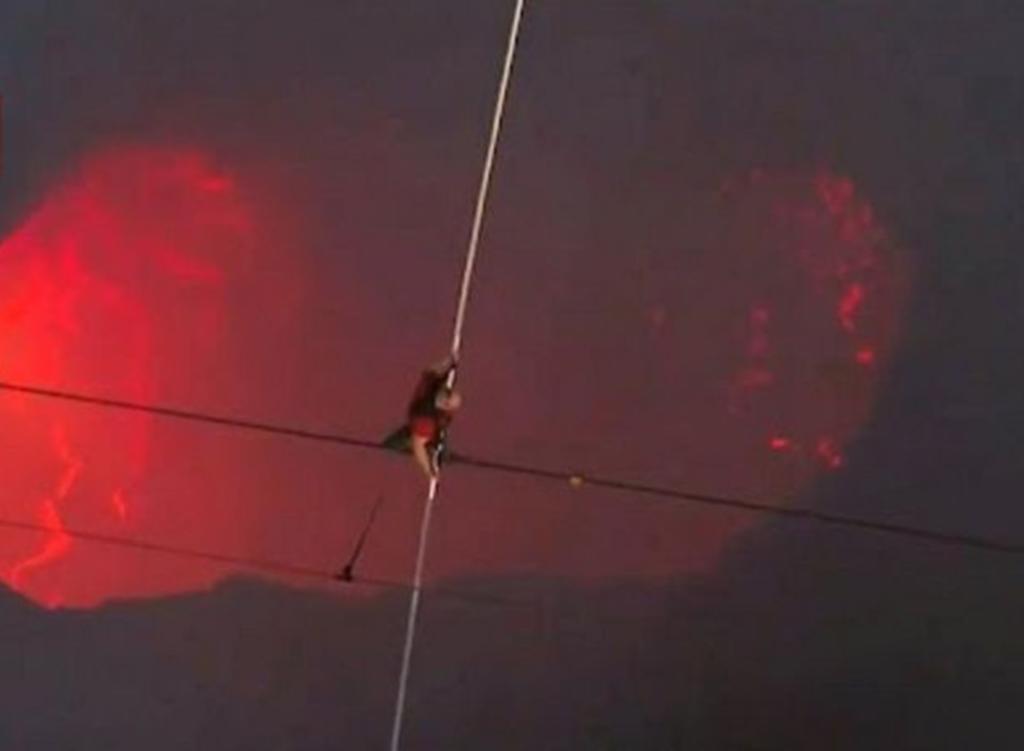 Acróbata es la primera persona en cruzar sobre un volcán activo